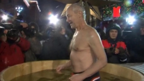 În pofida unui ger de minus 17 grade ruşii au sărbătorit ajunul Bobotezei scăldându-se în apă rece ca gheaţa