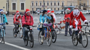 Mai mulţi Moşi Crăciuni au protestat pe biciclete la Sankt Petersburg (VIDEO)