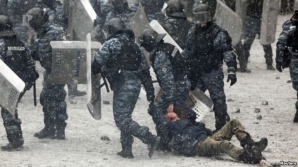 (LIVE-VIDEO/FOTO) Tensiunile continuă la Kiev! Presa din Ucraina anunţă că 20 de cadavre au fost transportate la morgă