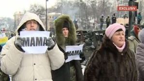 Femei şi preoţi au ieşit să se roage cu pancarte pe strada Gruşevski din Kiev: "Nu împuşca, apără!"