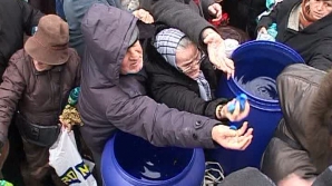 Zeci de credincioşi din Constanţa s-au îmbulzit la dopuri pentru sticlele de agheasmă (VIDEO)