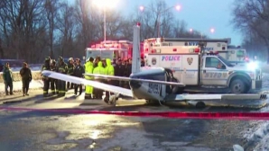 Un avion a aterizat de urgenţă pe o autostradă aglomerată din New York. Pasagerii de la bord au fost răniţi 