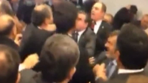 Bătaie ca-n stradă în Parlamentul turc. Deputaţii au aruncat unii în alţii cu sticle cu apă şi tablete VIDEO