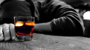 Consumatorii de alcool în exces se expun unui risc mai mare de a se îmbolnăvi de cancer de piele