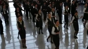 Caz inedit pe un aeroport din China: Însoţitoarele de bord şi piloţii au dansat pentru pasageri