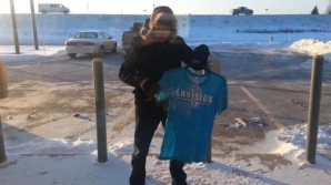 Experiment năstruşnic la minus 30 de grade Celsius. Cât de repede îngheaţă un tricou ud pe un ger cumplit (VIDEO)