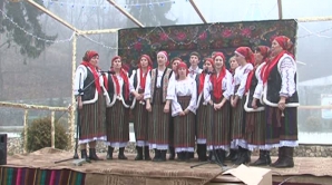 Câteva sute de oameni au participat la un festival de obiceiuri şi tradiţii de iarnă, desfăşurat la mănăstirea Ţigăneşti (VIDEO)