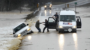 Inundaţii în sudul SUA: Zeci de drumuri au ajuns sub ape, iar şcolile au fost închise (VIDEO)