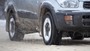 Nu dau doi bani pe legile din Moldova! O maşină de lux şi una cu numere diplomatice, pe banda destinată transportului public (FOTO)