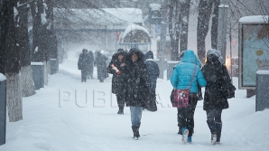 Ninsorile vor continua şi în următoarele zile, iar temperaturile cu minus se vor menţine şi ziua