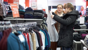 Mai multe magazine din capitală anunţă reduceri la colecţiile vechi. Unele articole vestimentare se vând la jumătate de preţ