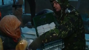 Stare de alertă în trei judeţe din România. Mai mulţi oameni au rămas blocaţi în case din cauza zăpezii, iar unii nu aveau nici pâine