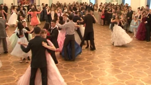 Seară magică la Sala cu Orgă! Sute de tineri îmbrăcaţi în spiritul secolului al XVIII-lea s-au adunat la Balul de Crăciun 