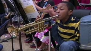 Ambiţia l-a făcut model pentru cei din jur. Cum a învăţat un copil fără mâini să cânte la trompetă