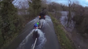 Surfing pe străzile oraşului. Vezi ce le-a trecut prin cap unor tineri englezi