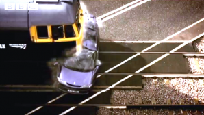 Ce se întâmplă când un tren trece peste o maşină, cu 125 km pe oră VIDEO