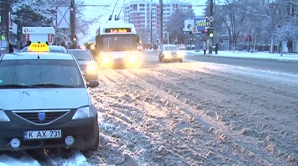 Zăpada a dat peste cap traficul rutier. Şoferii, dar şi pietonii se plâng că circulă cu dificultate