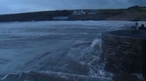 Furtună de coşmar în Marea Britanie. Valurile mării au depăşit peste nouă metri înălţime (VIDEO)