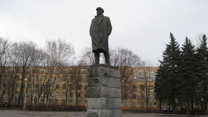 (FOTO) Încă un monument al lui Lenin a căzut în Ucraina 