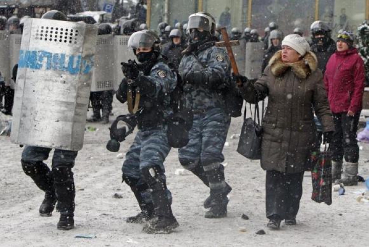 (LIVE-VIDEO/FOTO) Tensiunile continuă la Kiev! Presa din Ucraina anunţă că 20 de cadavre au fost transportate la morgă