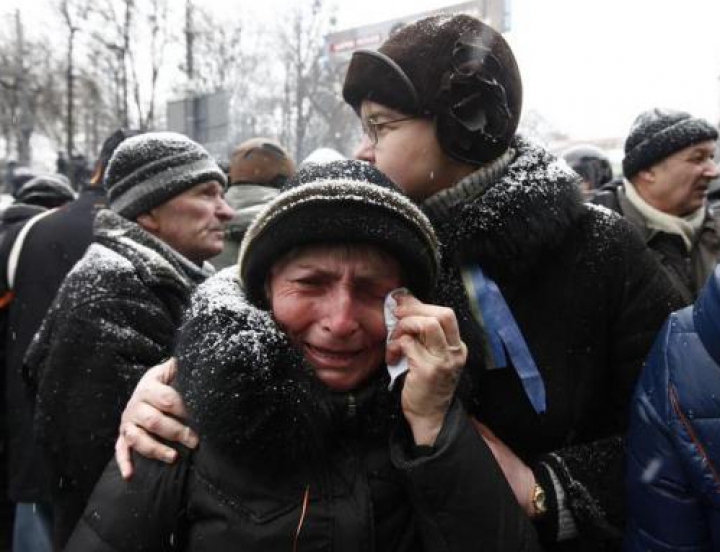 (LIVE-VIDEO/FOTO) Tensiunile continuă la Kiev! Presa din Ucraina anunţă că 20 de cadavre au fost transportate la morgă