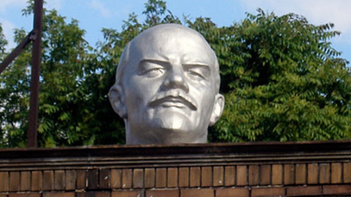 Încă un monument al lui Lenin a fost decapitat în Ucraina