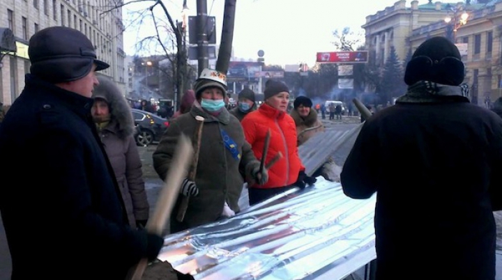 Kievul, ca după război. Imagini IMPRESIONANTE surprinse după ciocnirile dintre protestatari şi forţele de ordine