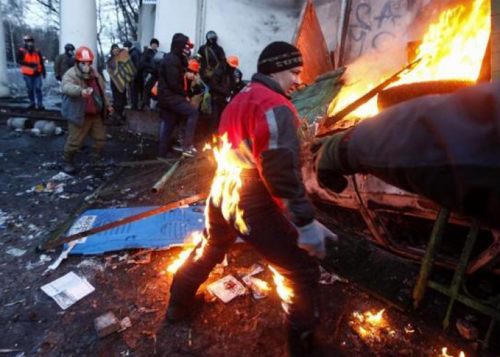 (LIVE-VIDEO/FOTO) Tensiunile continuă la Kiev! Presa din Ucraina anunţă că 20 de cadavre au fost transportate la morgă