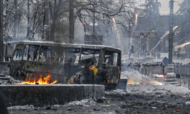 Ucraina fierbe! Kievul s-a transformat într-un câmp de luptă pentru protestatari şi forţele de ordine (GALERIE FOTO)