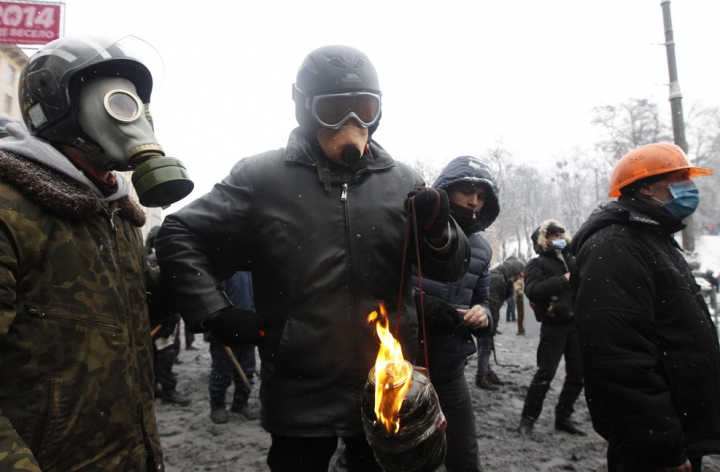 Ucraina fierbe! Kievul s-a transformat într-un câmp de luptă pentru protestatari şi forţele de ordine (GALERIE FOTO)