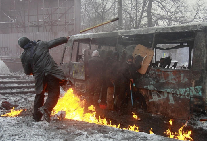 Ucraina fierbe! Kievul s-a transformat într-un câmp de luptă pentru protestatari şi forţele de ordine (GALERIE FOTO)