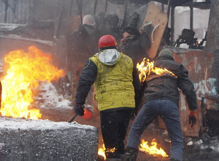 Ucraina fierbe! Kievul s-a transformat într-un câmp de luptă pentru protestatari şi forţele de ordine (GALERIE FOTO)