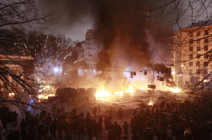 Ucraina fierbe! Kievul s-a transformat într-un câmp de luptă pentru protestatari şi forţele de ordine (GALERIE FOTO)