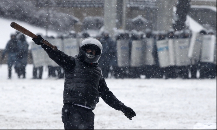 Ucraina fierbe! Kievul s-a transformat într-un câmp de luptă pentru protestatari şi forţele de ordine (GALERIE FOTO)