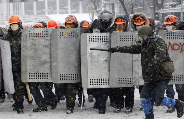 Ucraina fierbe! Kievul s-a transformat într-un câmp de luptă pentru protestatari şi forţele de ordine (GALERIE FOTO)