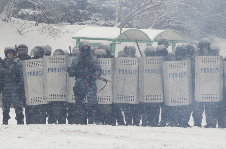 Ucraina fierbe! Kievul s-a transformat într-un câmp de luptă pentru protestatari şi forţele de ordine (GALERIE FOTO)