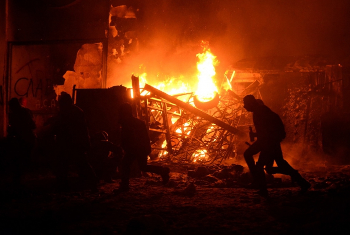 Ucraina fierbe! Kievul s-a transformat într-un câmp de luptă pentru protestatari şi forţele de ordine (GALERIE FOTO)