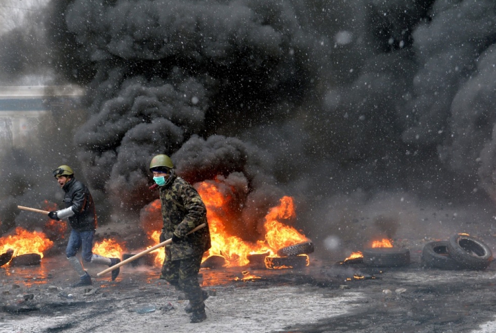 Ucraina fierbe! Kievul s-a transformat într-un câmp de luptă pentru protestatari şi forţele de ordine (GALERIE FOTO)