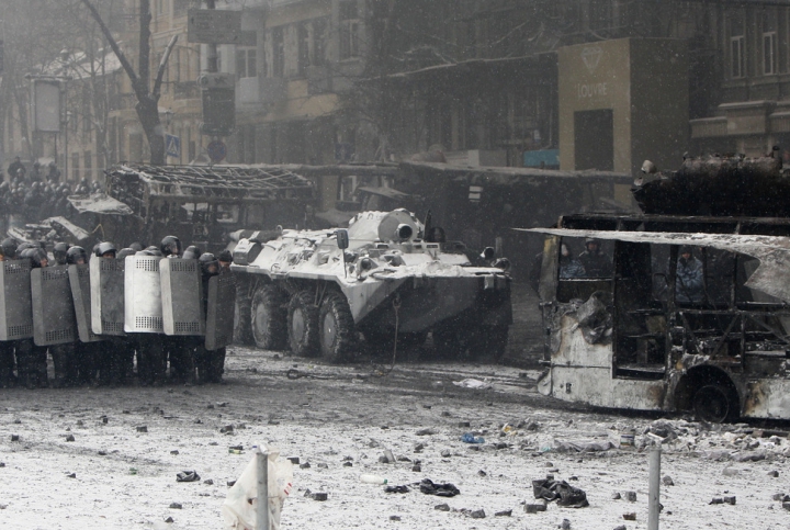 Ucraina fierbe! Kievul s-a transformat într-un câmp de luptă pentru protestatari şi forţele de ordine (GALERIE FOTO)