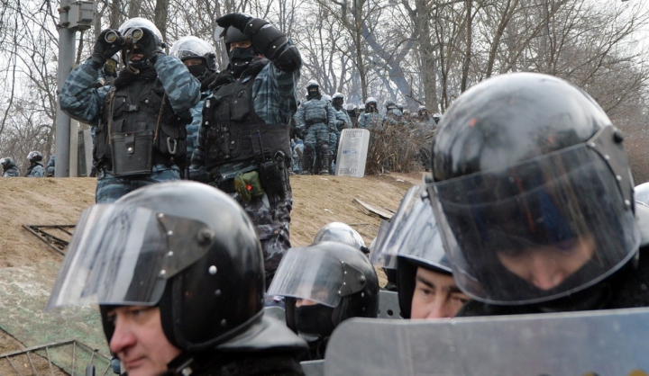 Ucraina fierbe! Kievul s-a transformat într-un câmp de luptă pentru protestatari şi forţele de ordine (GALERIE FOTO)