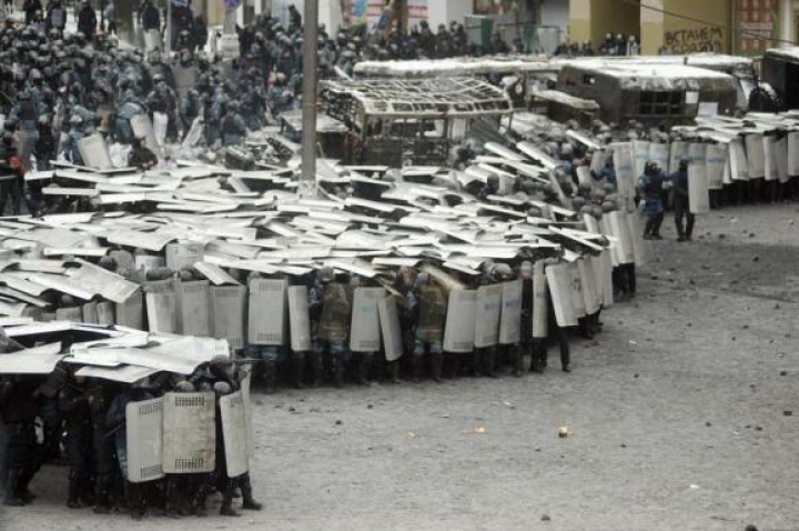 (LIVE-VIDEO/FOTO) Tensiunile continuă la Kiev! Presa din Ucraina anunţă că 20 de cadavre au fost transportate la morgă