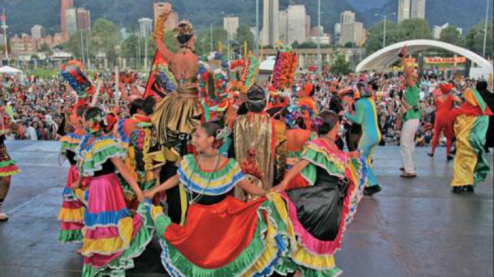 Distracţie şi voie bună în oraşul columbian Pasto. Localnicii sărbătoresc Festivalul "Albilor şi Negrilor"