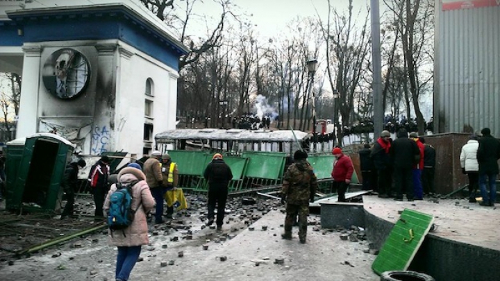 Kievul, ca după război. Imagini IMPRESIONANTE surprinse după ciocnirile dintre protestatari şi forţele de ordine