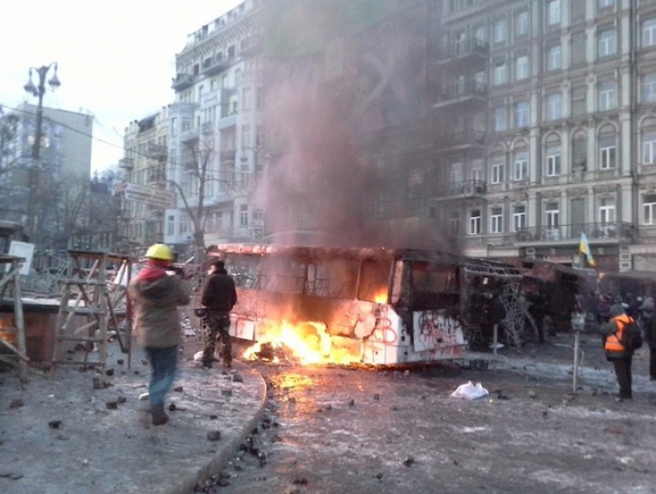 Kievul, ca după război. Imagini IMPRESIONANTE surprinse după ciocnirile dintre protestatari şi forţele de ordine