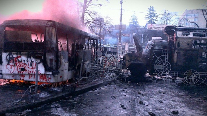 Kievul, ca după război. Imagini IMPRESIONANTE surprinse după ciocnirile dintre protestatari şi forţele de ordine