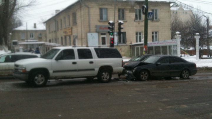 Trafic blocat pe strada Ion Creangă, din cauza unui accident rutier (FOTO/VIDEO)