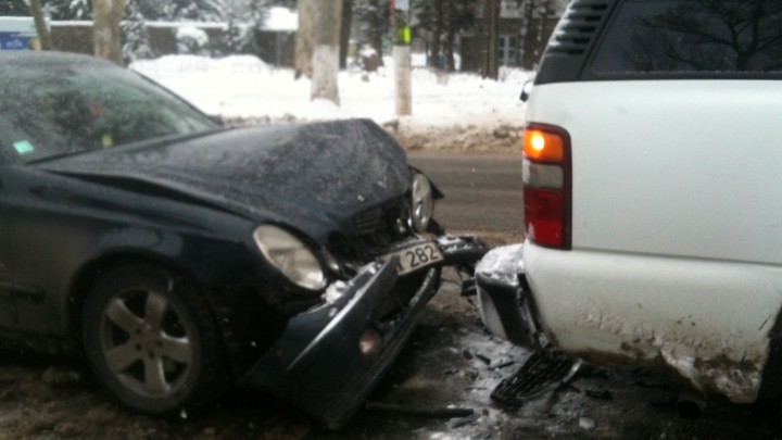 Trafic blocat pe strada Ion Creangă, din cauza unui accident rutier (FOTO/VIDEO)