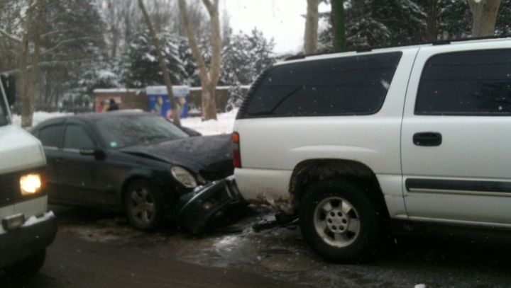 Trafic blocat pe strada Ion Creangă, din cauza unui accident rutier (FOTO/VIDEO)