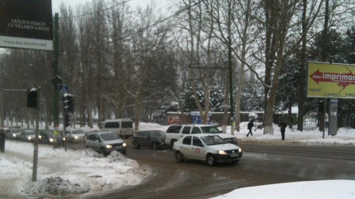 Trafic blocat pe strada Ion Creangă, din cauza unui accident rutier (FOTO/VIDEO)