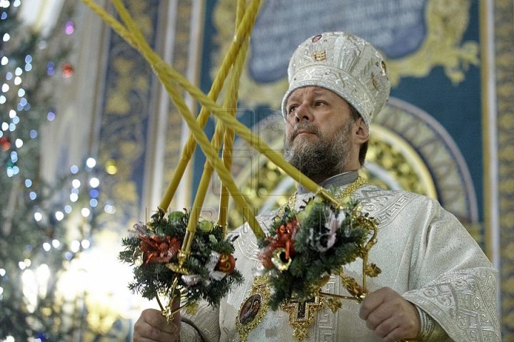 Mii de credincioşi au mers la slujba de Crăciun. La Catedrala Naşterea Domnului din capitală au participat mai mulţi oficiali (FOTO/VIDEO)